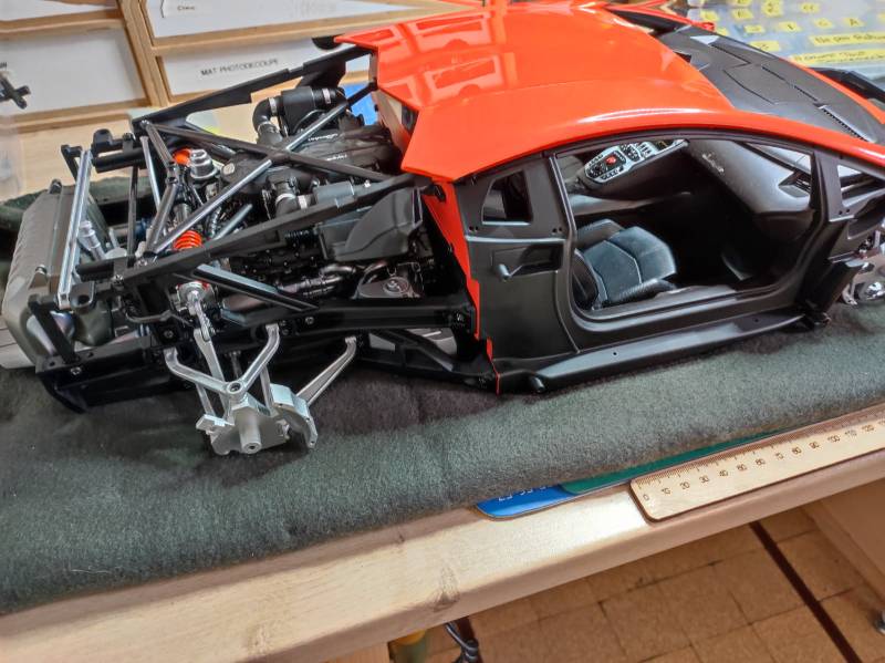 Détail chassis Lamborghini Avantador 1/8 Pocher