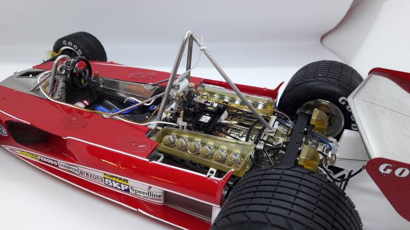 Faire monter une maquette 1/12 Formule 1 MFH en résine et métal avec peinture haut de gamme