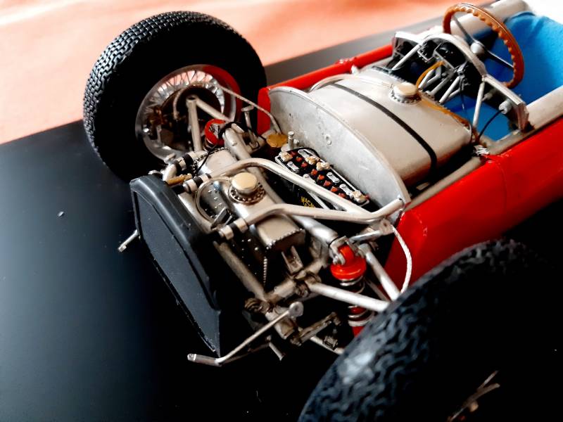 Faire monter une maquette 1/12 Formule 1 MFH en résine et métal avec peinture haut de gamme