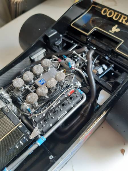 Faire monter une maquette 1/12 Formule 1 MFH en résine et métal avec peinture haut de gamme