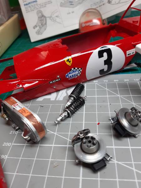 suivez le montage pas a pas  de la maquette 1/12 ferrari 312B 1970 tamiya par dominique camara