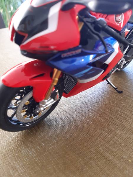 Faire monter votre  maquette moto Tamiya ou Aoshima avec peinture pro et câblage moteur en France par professionnel