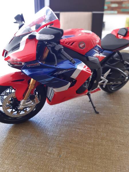 Faire monter votre  maquette moto Tamiya ou Aoshima avec peinture pro et câblage moteur en France par professionnel