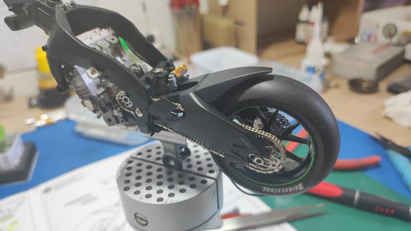 Faire monter votre  maquette moto Tamiya ou Aoshima avec peinture pro et câblage moteur en France par professionnel