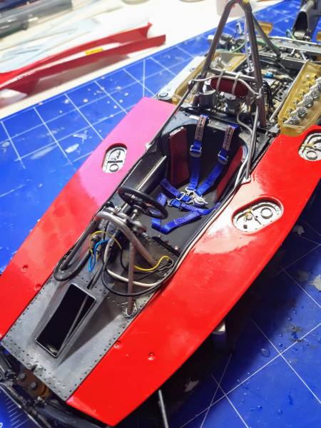 Faire monter une maquette 1/12 Formule 1 MFH en résine et métal avec peinture haut de gamme