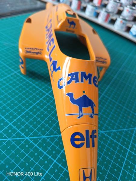 peinture et pose de decals avec vernis maquette 1/12  