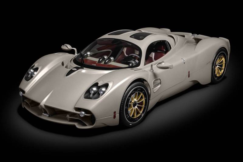 Maquette 1/8 Pagani Utopia avec finitions carrosserie et intérieur cuir rouge réalisée par Atelier Camara